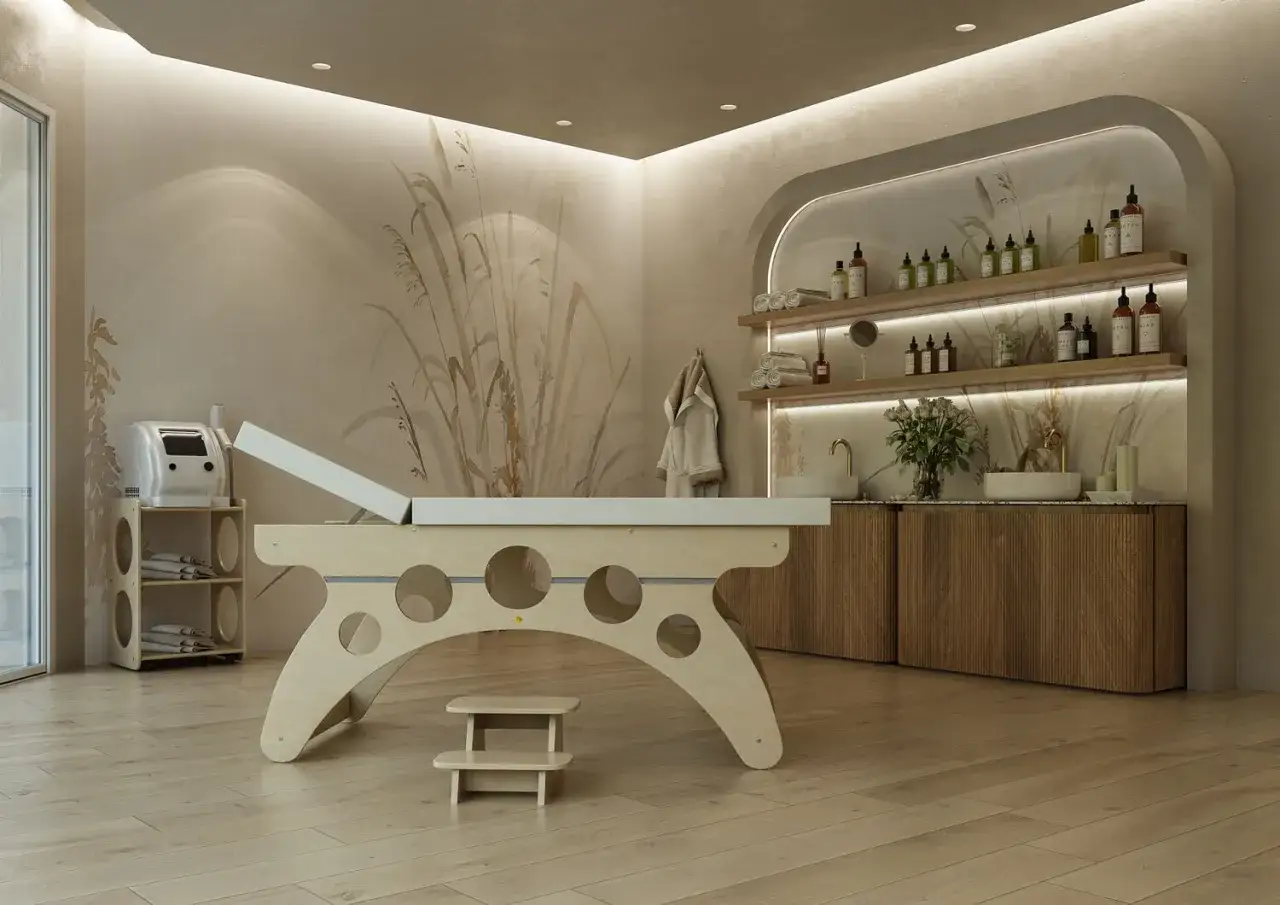Un lettino da massaggio bianco, simbolo di purezza e serenit&agrave;, in un ambiente spa rilassante con decorazioni naturali.