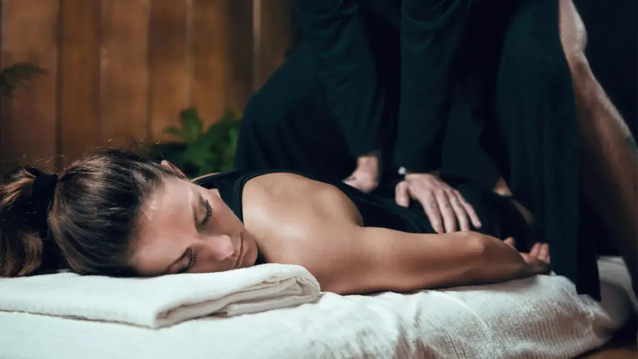 Donna riceve un massaggio shiatsu rilassante. La tecnica, che mira a riequilibrare l'energia vitale, dimostra come lo shiatsu guarisce corpo e mente.