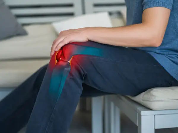 Dolore al ginocchio evidenziato in rosso. Quanto camminare dopo protesi ginocchio? La riabilitazione è fondamentale.
