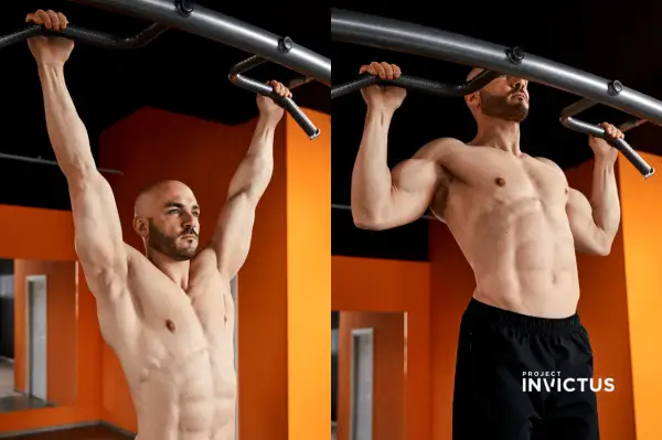 Uomo muscoloso esegue esercizi alla sbarra, mostrando la sua forza e determinazione in palestra.
