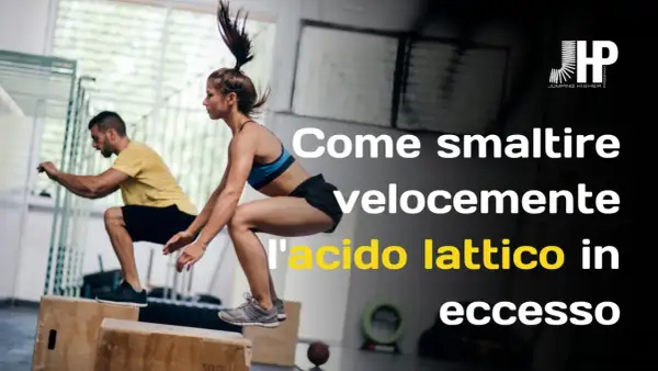 Uomo e donna si allenano con i box jump. Impara come smaltire acido lattico in eccesso per migliorare le tue prestazioni.