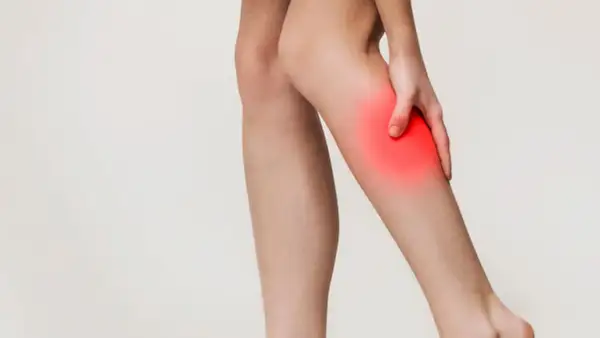 Gamba con area rossa evidenziata, simboleggia il claudicatio intermittens vascolare.