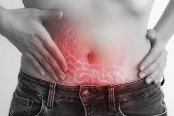 Dolore addominale e gonfiore: possibili sintomi gastrointestinali dell'intolleranza al nichel.