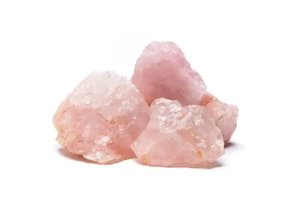 Gruppo di grezzi cristalli di quarzo rosa, noti per il loro significato legato all'amore e alla guarigione.