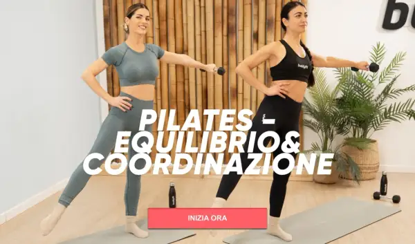 Due donne eseguono esercizi di Pilates per migliorare l'equilibrio e la coordinazione, con pesi leggeri.