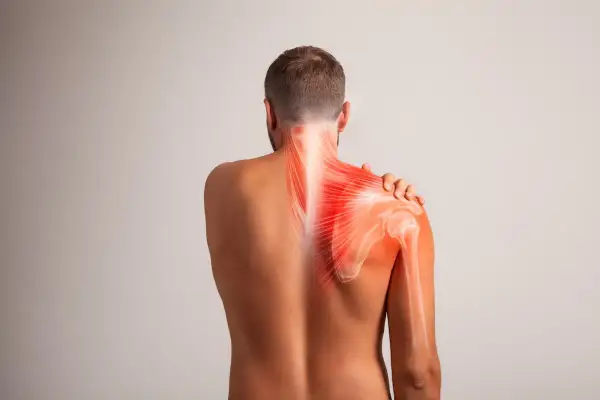 Uomo con dolore alla spalla, evidenziato in rosso. L'immagine illustra l'instabilità di spalla e le aree di infiammazione.