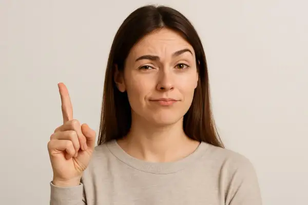 Donna con dito alzato, espressione scettica: "Troppe coincidenze con una persona, non credi?